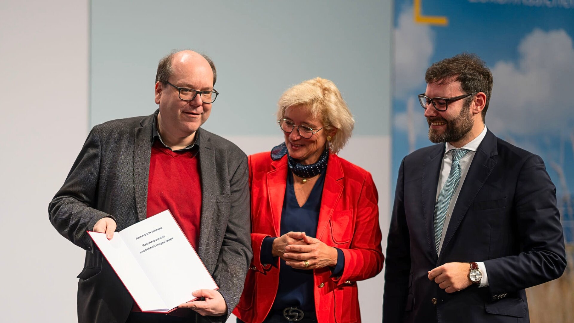 Niedersachsens Umweltminister Christian Meyer, LEE-Präsidentin Bärbel Heidebroek und UVN-Hauptgeschäftsführer Benedikt Hüppe präsentieren 2024 die "Hannoversche Erklärung" / Foto: LEE/Jürgen Bartz