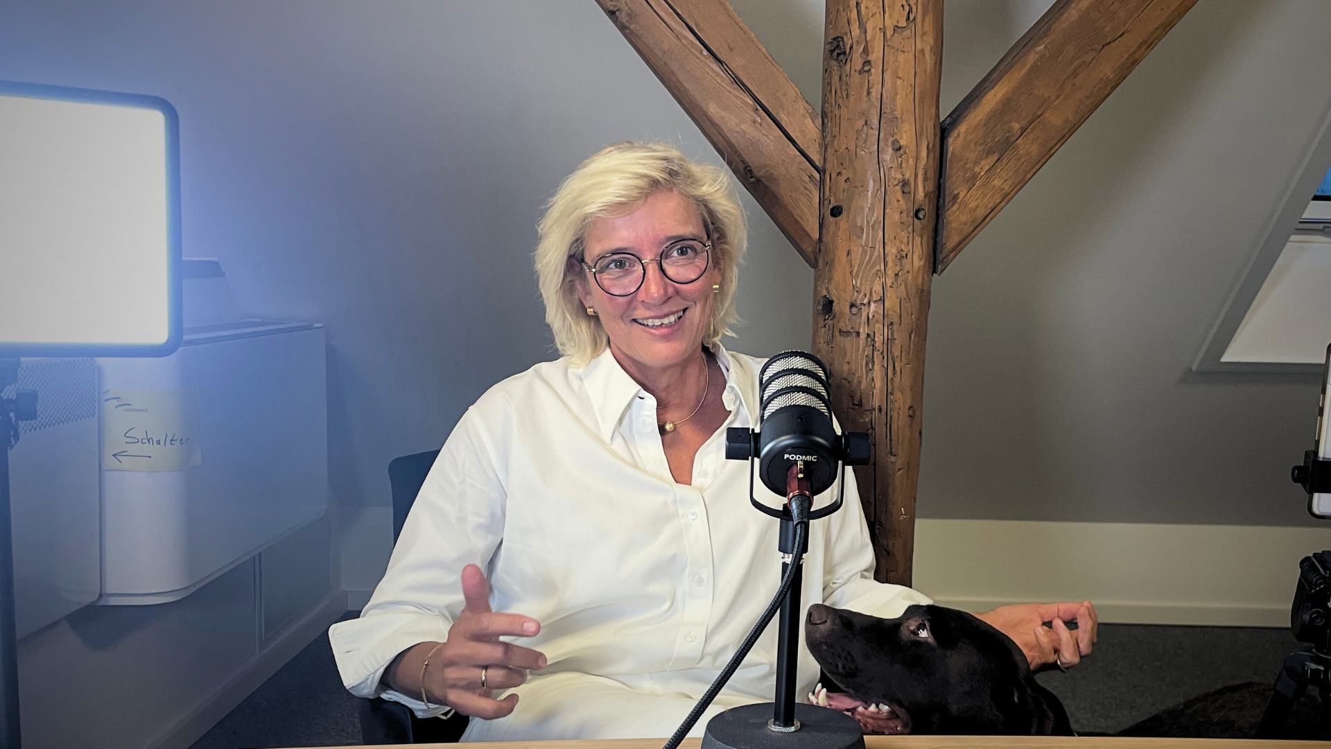 Bärbel Heidebroek im Agenda Niedersachsen-Podcast. Mit Bild: Labrador Jimmy - Foto: AN