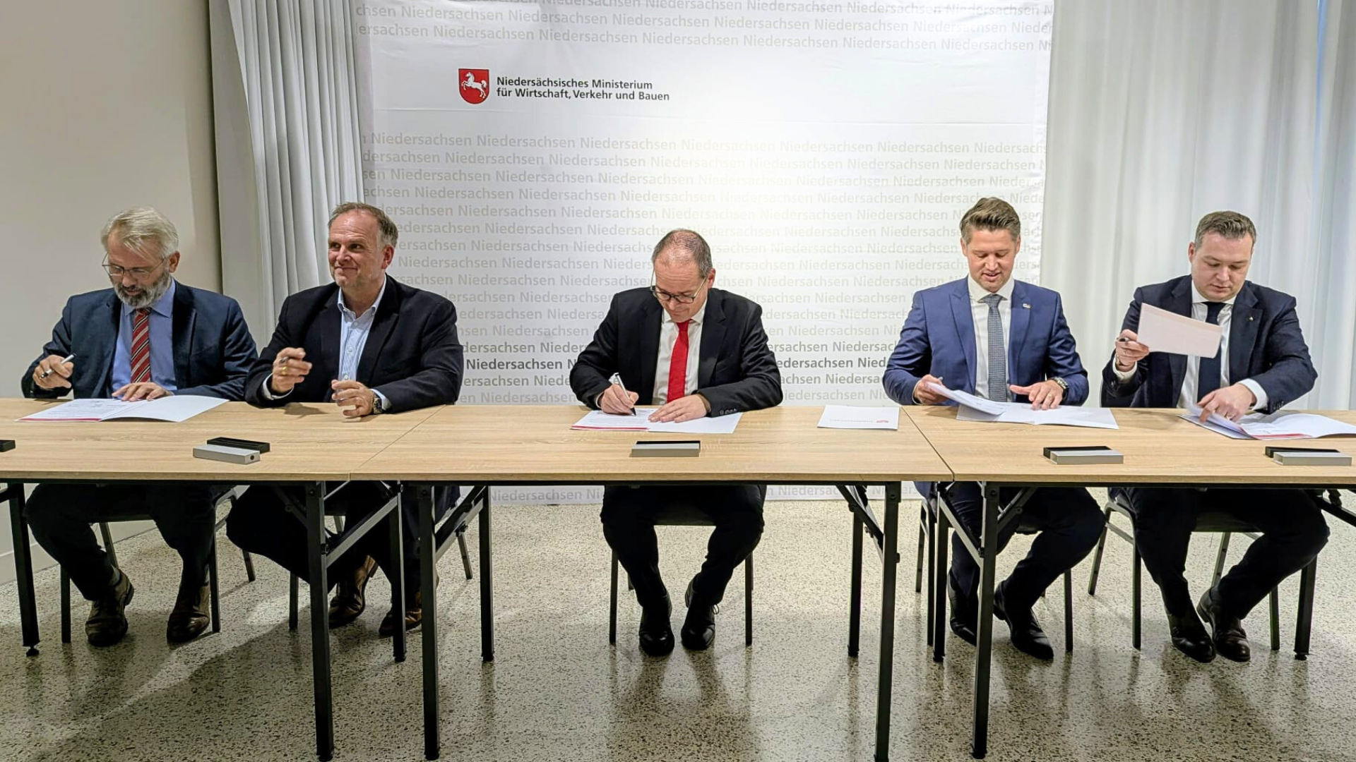 Die Partner unterzeichnen die Charta für Straßenbau: Timo Quander, Rudolf Sabatier, Grant Hendrik Tonne, Phillip Benckendorf und Stephan von Friedrichs (v.l.n.r.) / Foto: AN