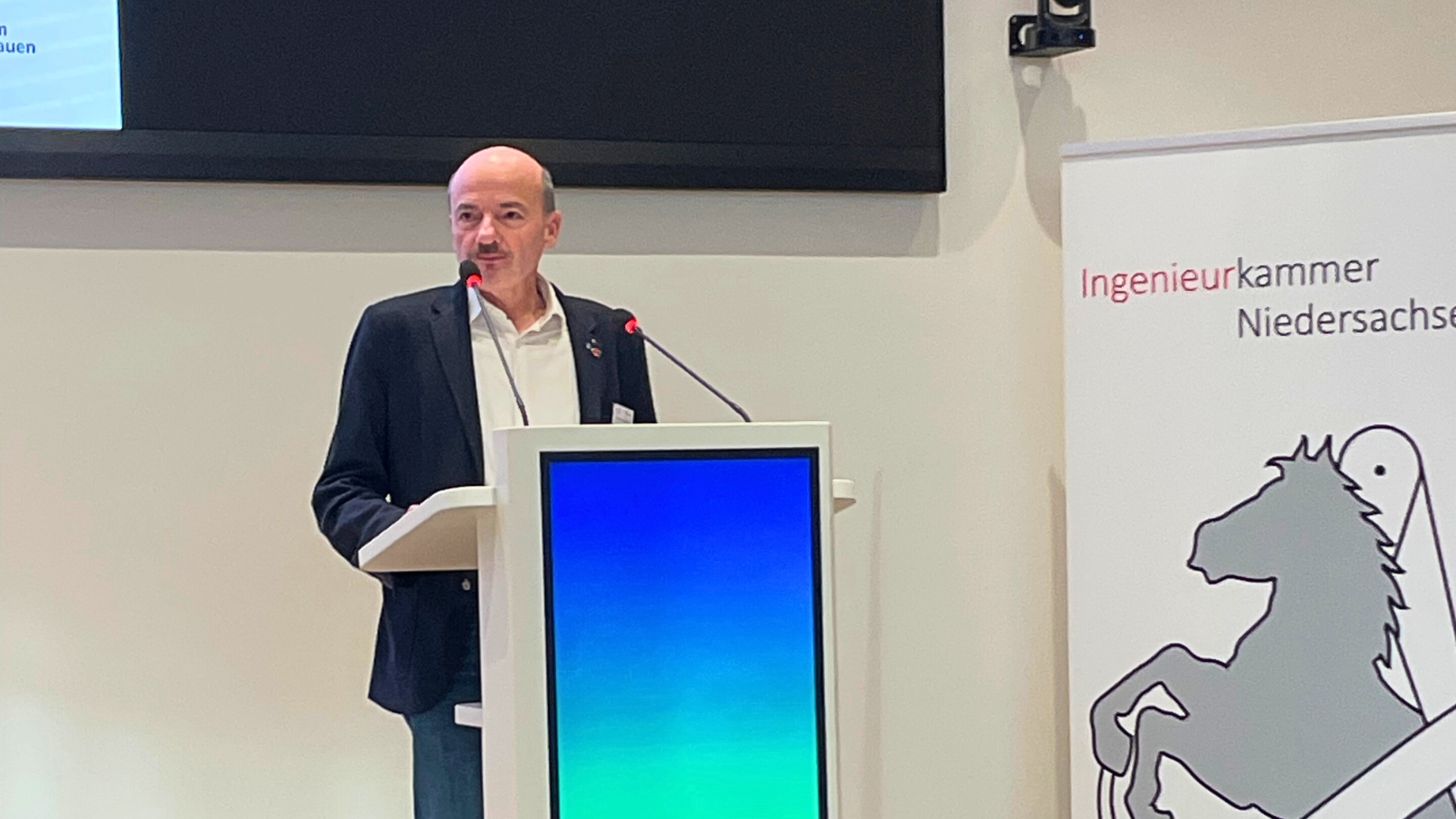 Martin Betzler beim Vergabetag, der in den Räumen der IHK Hannover stattfand / Foto: AN