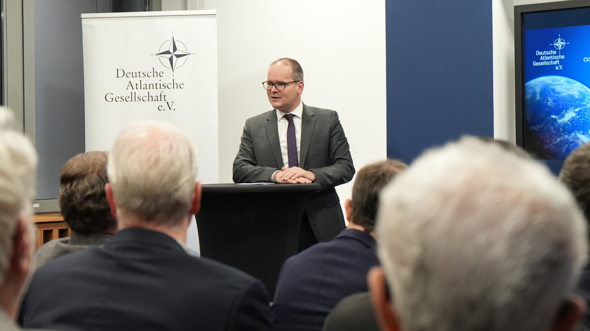 Niedersachsens Wirtschaftsminister Grant Hendrik Tonne bei der Veranstaltung der Deutschen Atlantischen Gesellschaft / Foto: DAG