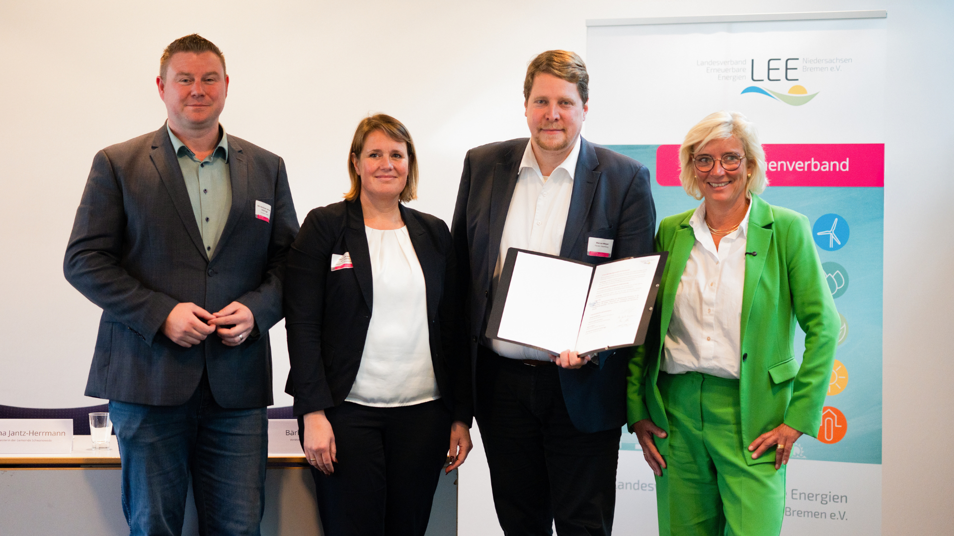 Gemeinsames Foto nach der Unterschrift: Nils Neuhäuser genannt Holtbrügge, Christina Jantz-Herrmann, Marcus Meyer und Bärbel Heidebroek (v.l.n.r.) / Foto: LEE, Jürgen Bartz