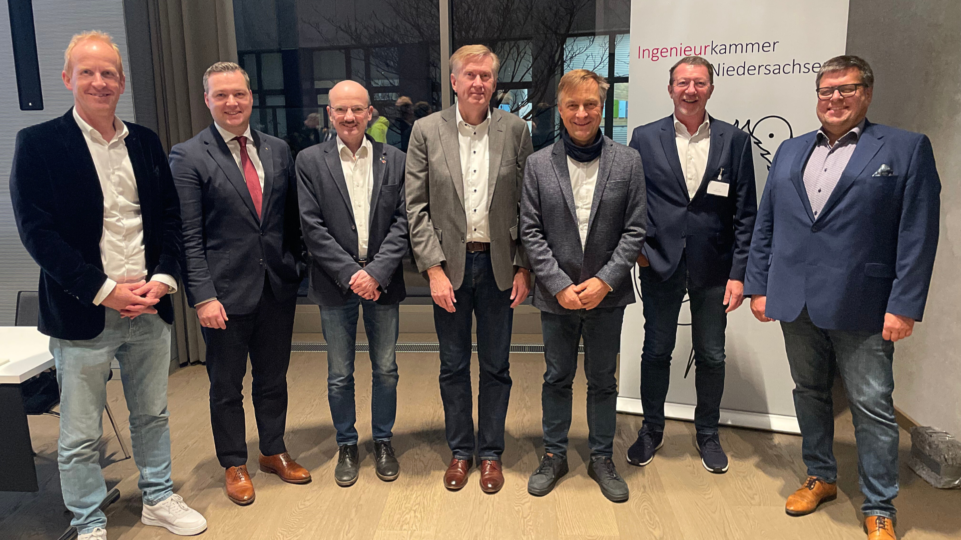 Martin Betzler (dritter von links) mit dem Vorstand der Ingenieurkammer Niedersachsen. Das Bild entstand in dieser Woche auf der Vertreterversammlung in Hannover / Foto: Agenda Niedersachsen