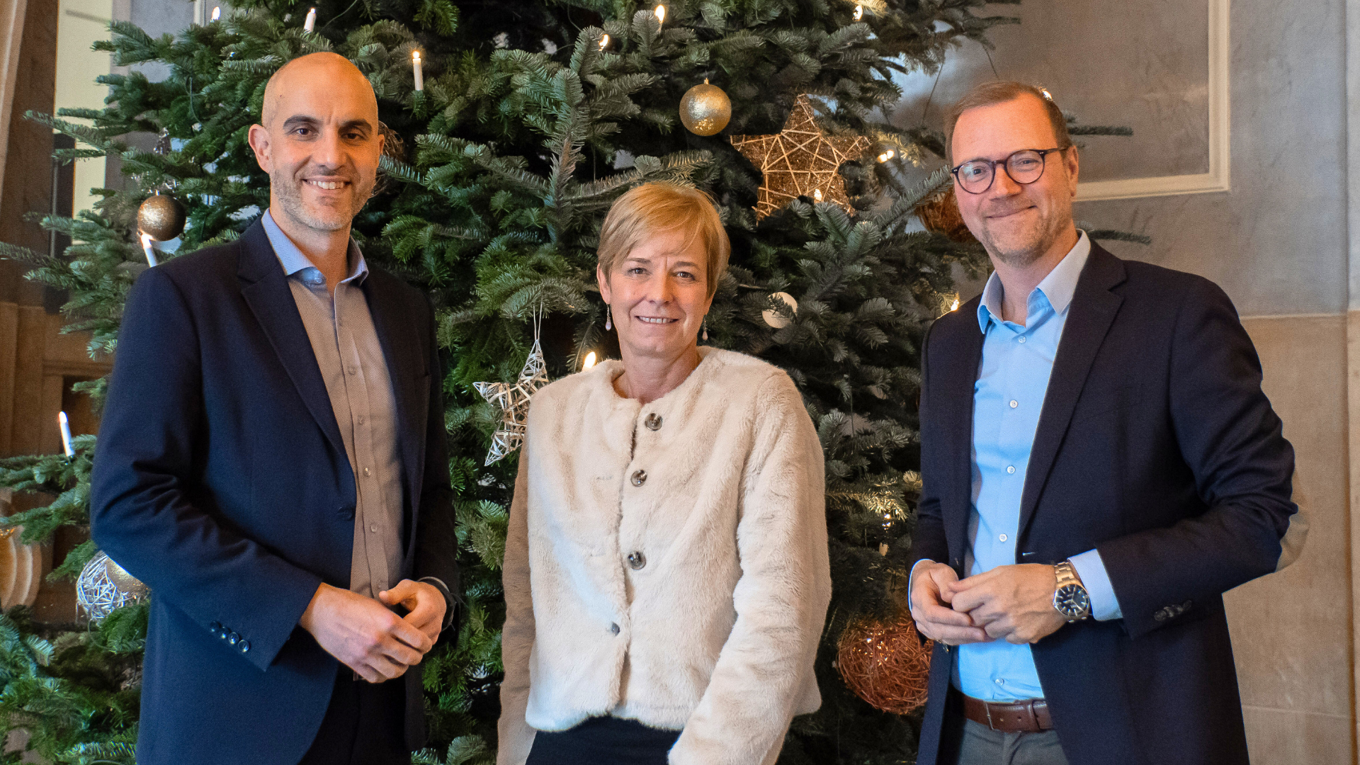 Hannovers Oberbürgermeister Belit Onay, Polizeipräsidentin Gwendolin von der Osten und Moderator Martin Brüning im Foyer des Neuen Rathauses in Hannover / Foto: LHH, Niklas Wilma