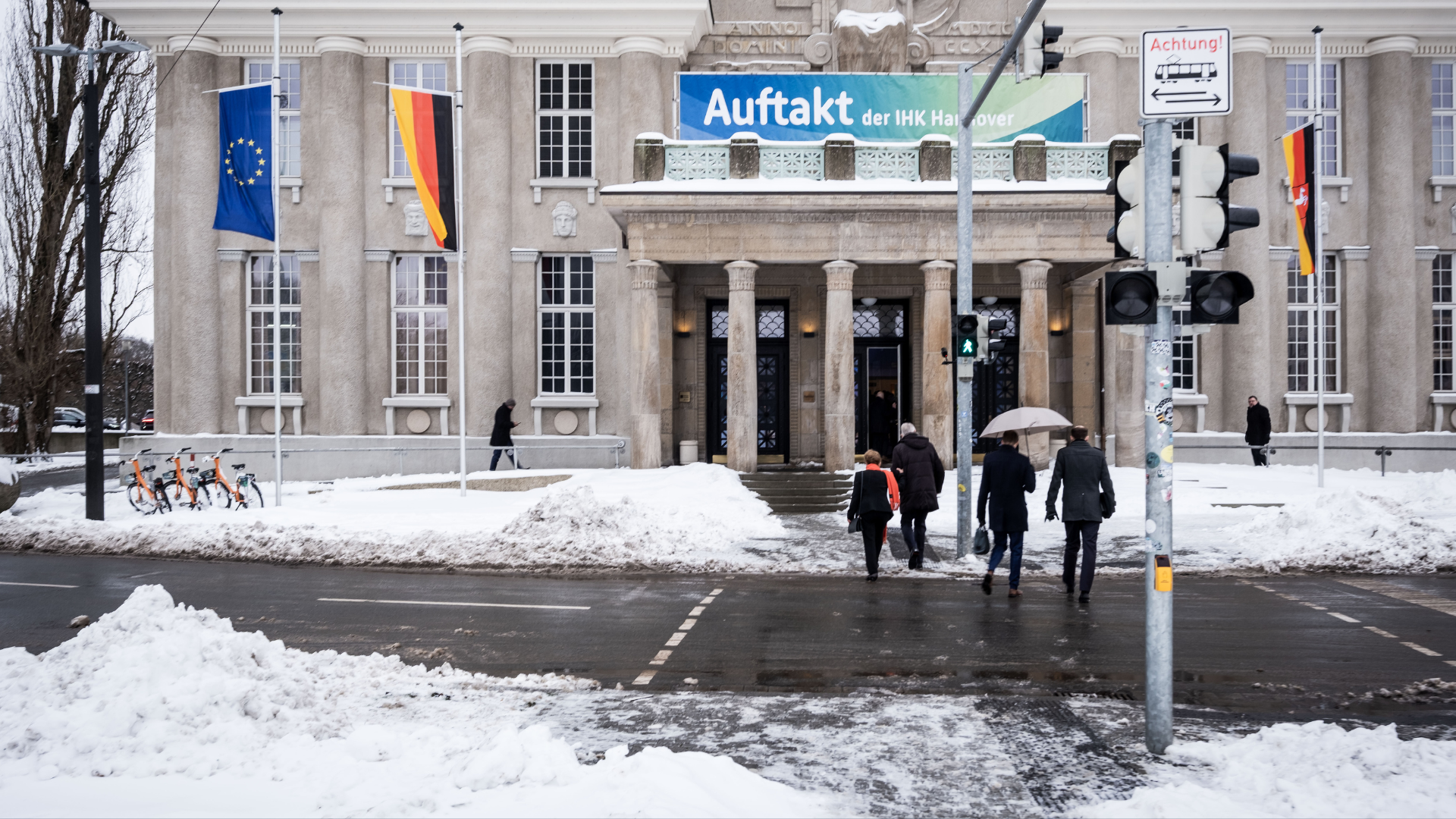 Hannover versinkt in diesen Tagen im Schnee: Über 600 Gäste kämpfen sich zum Auftakt der IHK Hannover durch die Schneemassen und auch noch Nieselregen in den Kuppelsaal / Foto: Stefan Finger, IHK Hannover