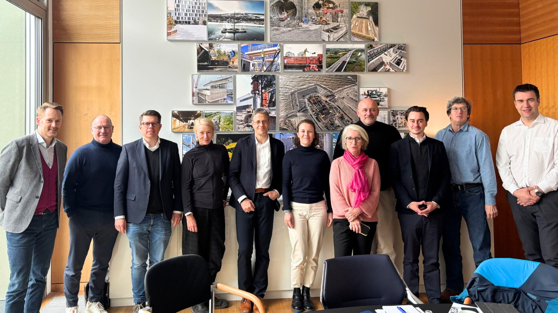 Expertinnen und Experten haben den 11-Punkte-Plan erarbeitet. Die Bauindustrie berichtete auf ihrem LinkedIn-Kanal darüber. / Foto: Bauindustrie