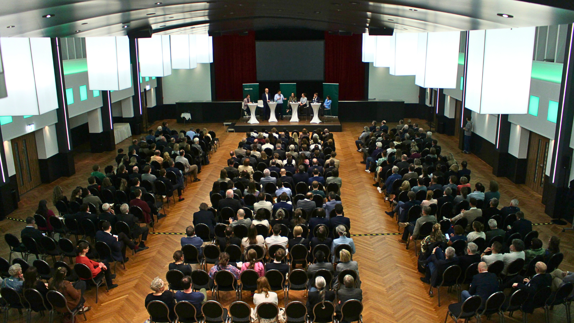 Blick von oben: Rund 200 Gäste kamen zum ersten Wirtschaftsempfang der Grünen / Foto: Grüne Hannover