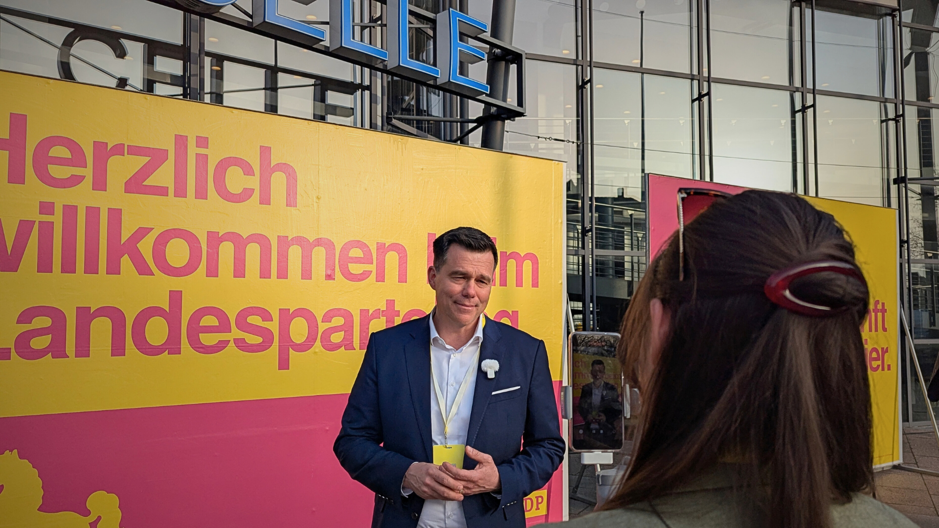 Gero Hocker nach seiner Wahl beim Video-Statement vor der Congress Union Celle / Foto: Agenda Niedersachsen