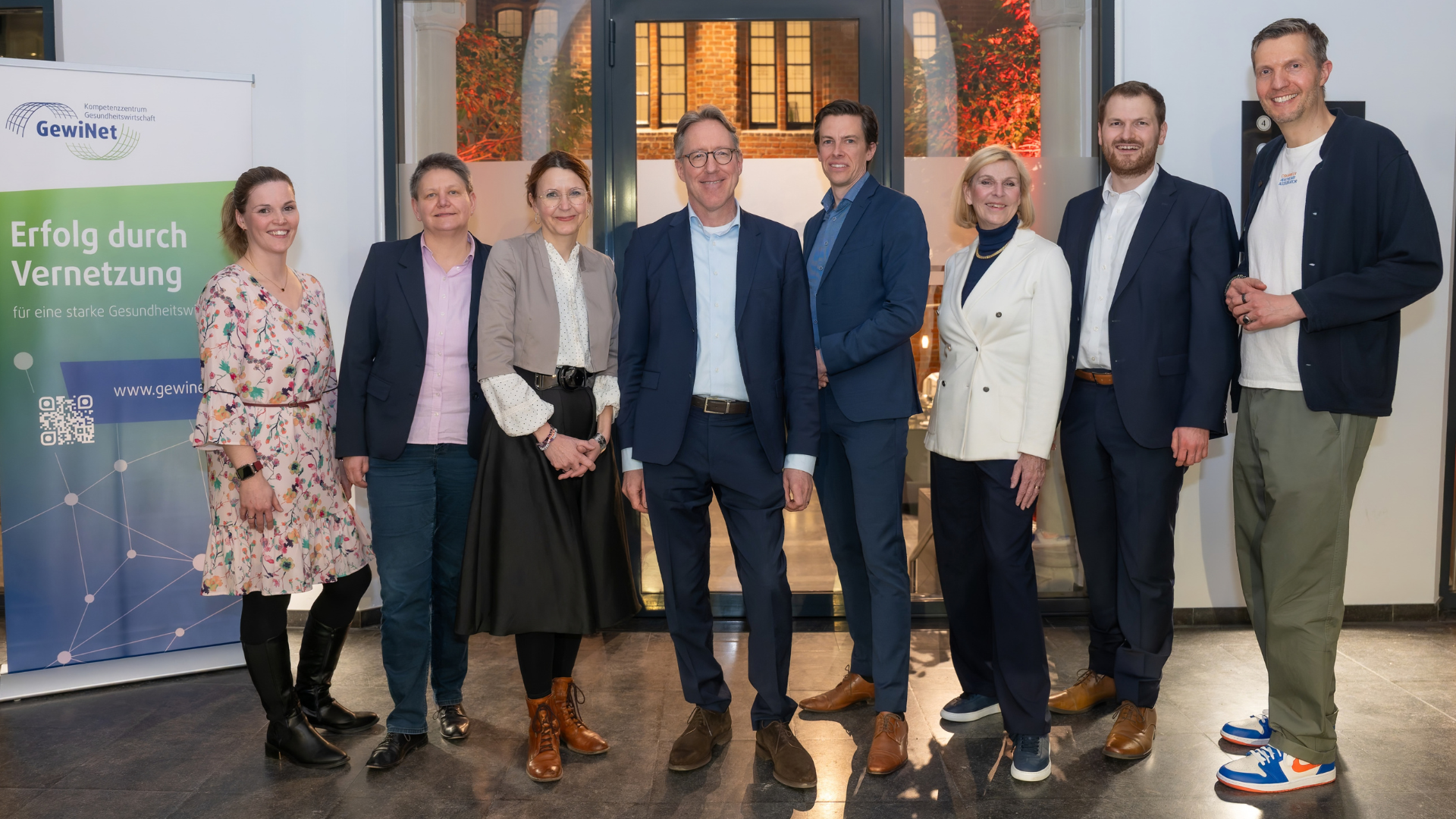 Die Antreiberinnen und Antreiber der Medizinischen Hochschule Osnabrück - in der Mitte Landtags-Vizepräsidentin Tanja Meyer (3.v.l) und GewiNet-Vorstandschef Michael Böckelmann (4.v.l.) / Foto: Marcus Prell/GewiNet