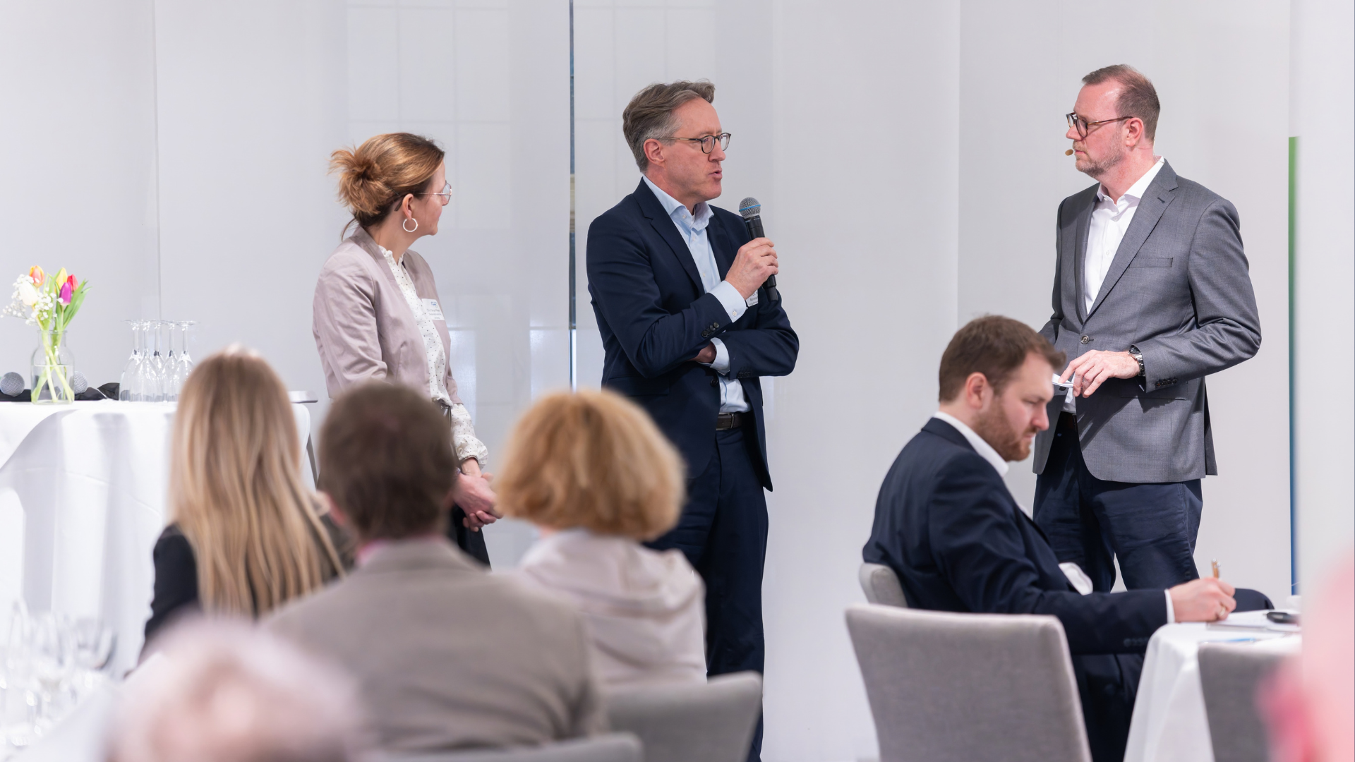 Landtags-Vizepräsidentin Tanja Meyer und GewiNet-Vorstandschef Michael Böckelmann mit Moderator Martin Brüning / Foto: Marcus Prell, GewiNet