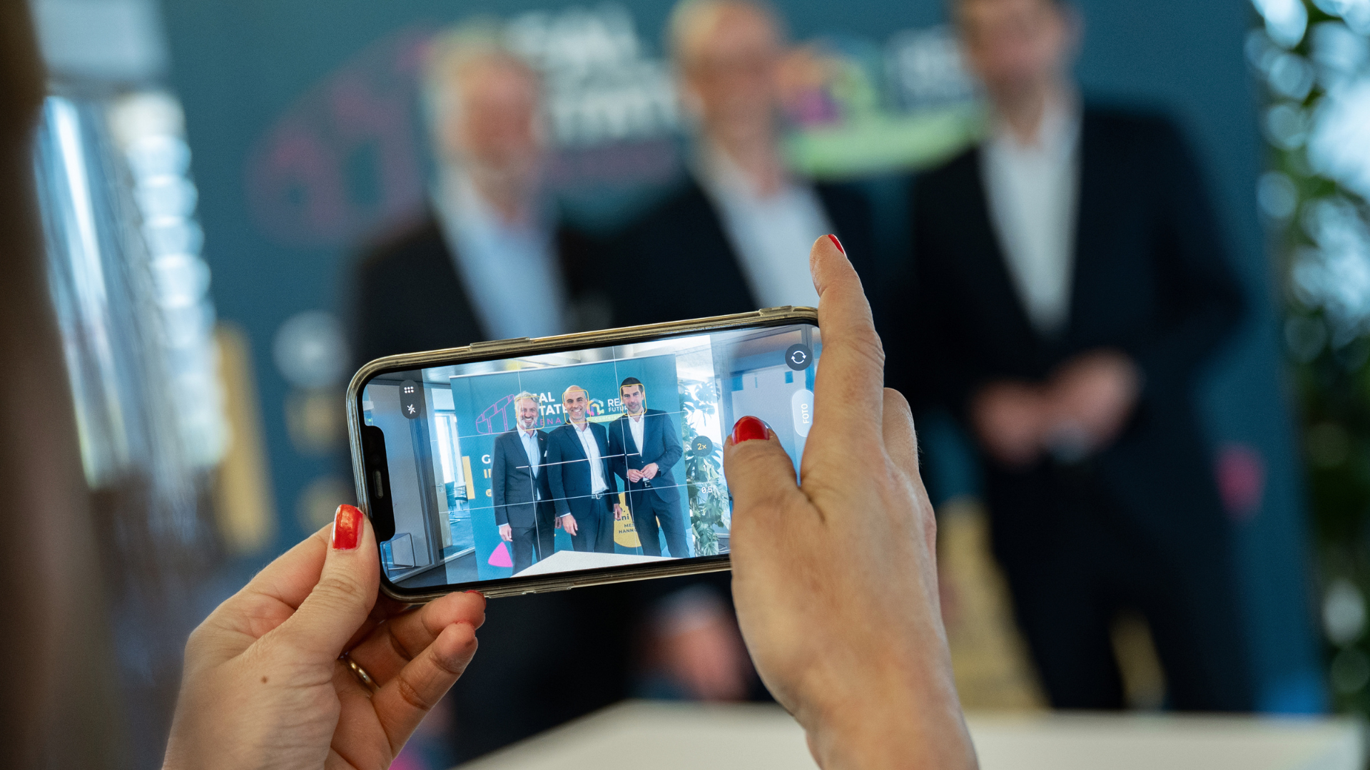 Drei Kandidaten auf dem Smartphone-Display / Foto: Deutsche Messe AG, Rainer Jensen 