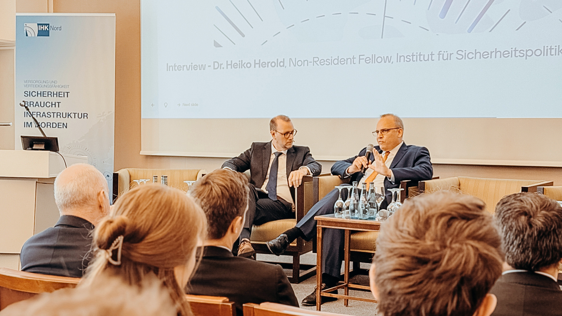 Norddeutsche Sicherheitskonferenz: Heiko Herold (rechts) im Gespräch mit Moderator Martin Brüning / Foto: IHK Nord 