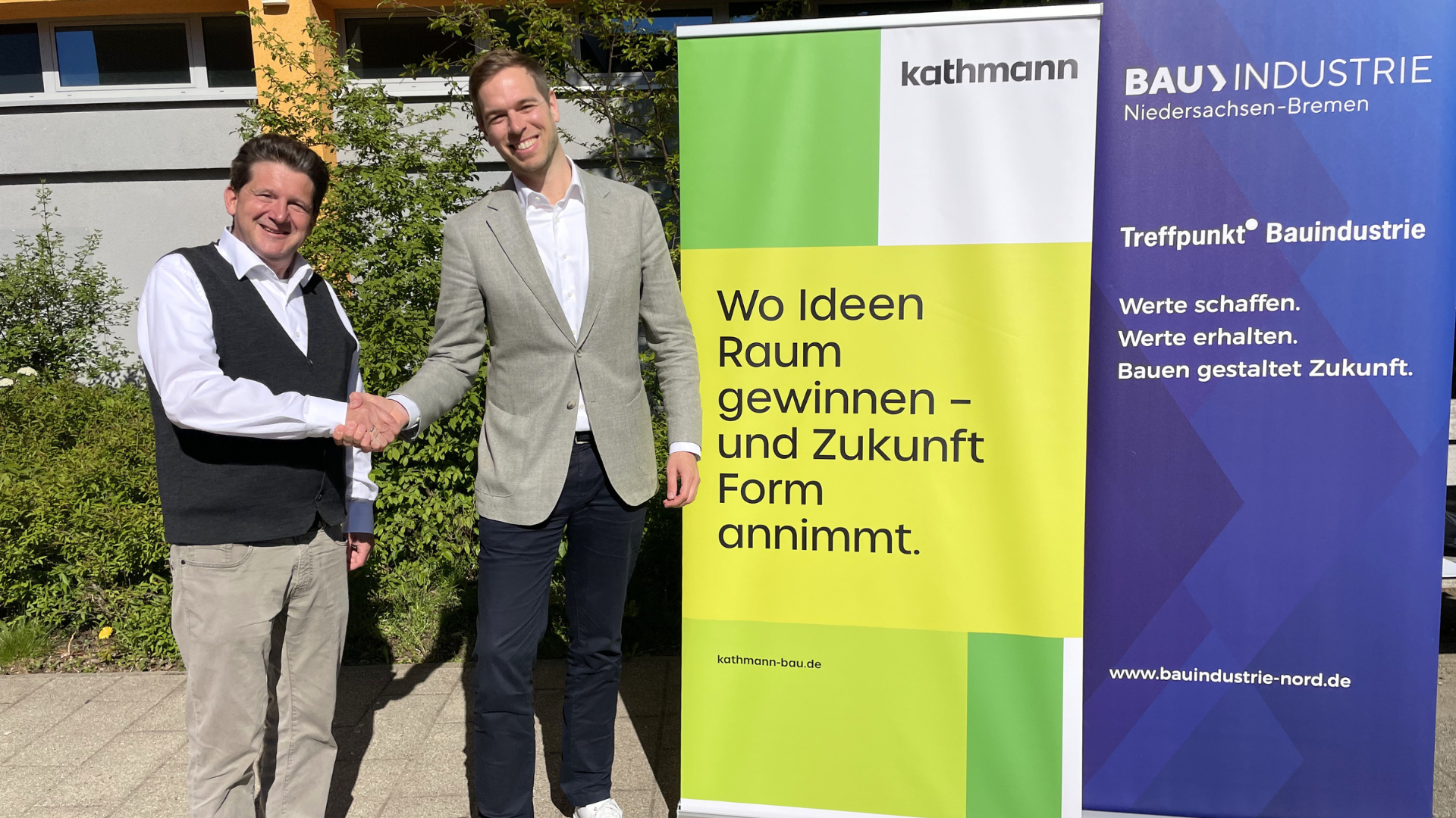 Schulleiter Oliver Seipke (links) mit Lüder Kathmann / Foto: Agenda Niedersachsen