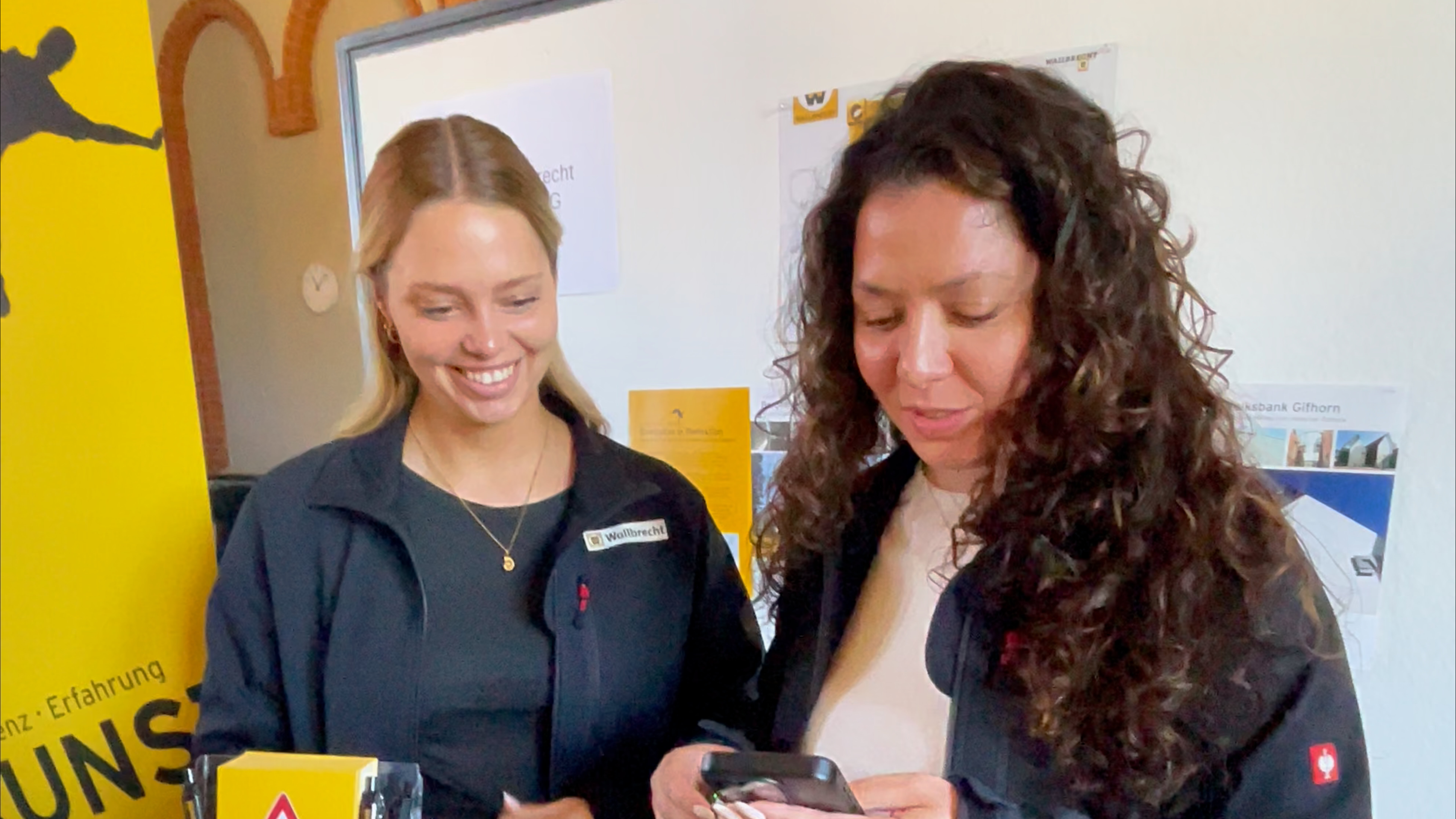 "Wallbrecht auf die 1!" Özden Efe (rechts) am Wallbrecht-Stand auf der HAWK / Foto: Agenda Niedersachsen