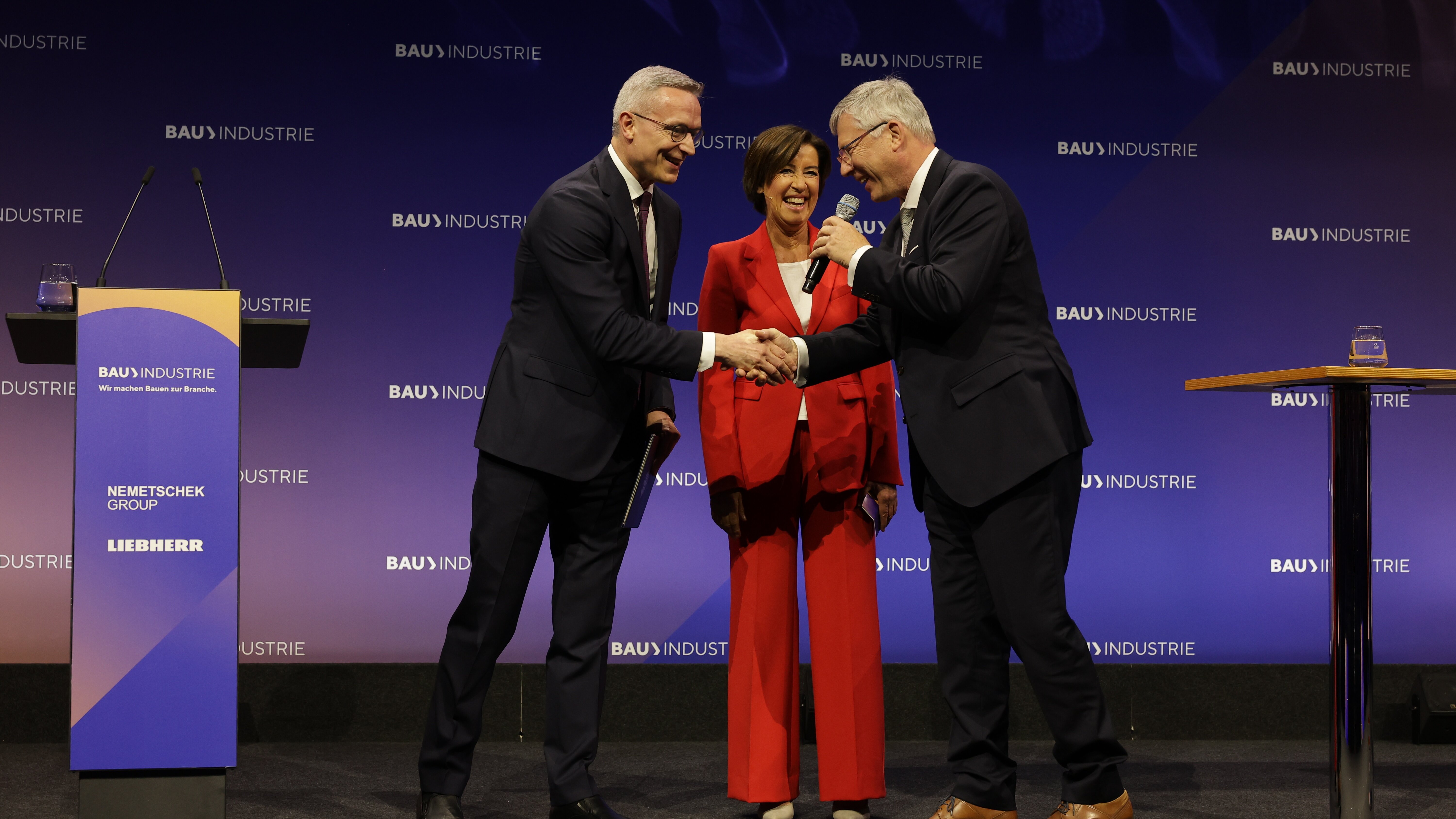 Karsten Wildberger mit dem neuen Bauindustrie-Präsidenten Olaf Demuth und Moderatorin Ursula Heller / Foto: HdB