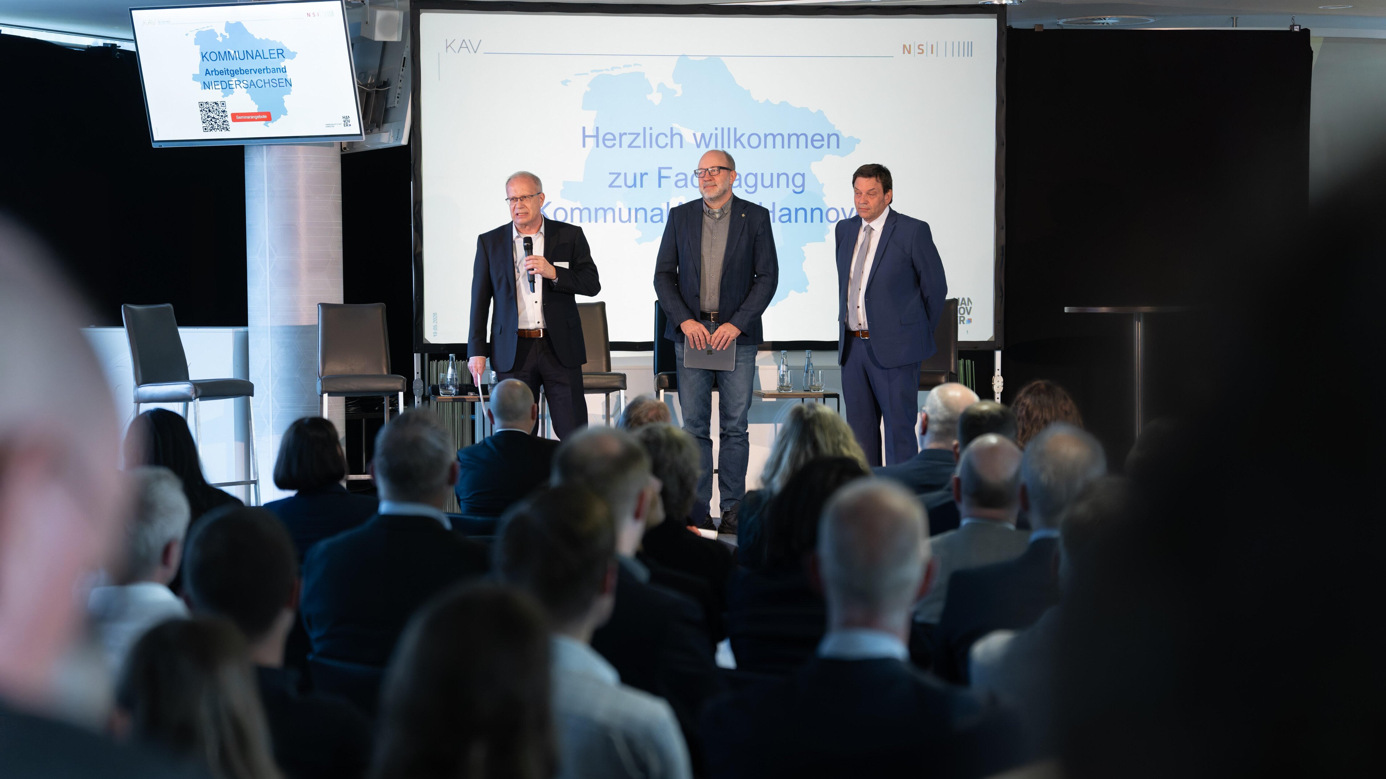 NSI-Präsident Michael Koop, Hannovers Personaldezernent Lars Baumann und KAV Niedersachsen-Chef Michael Bosse-Arbogast in der KommunalArena / Foto: Markus Prell