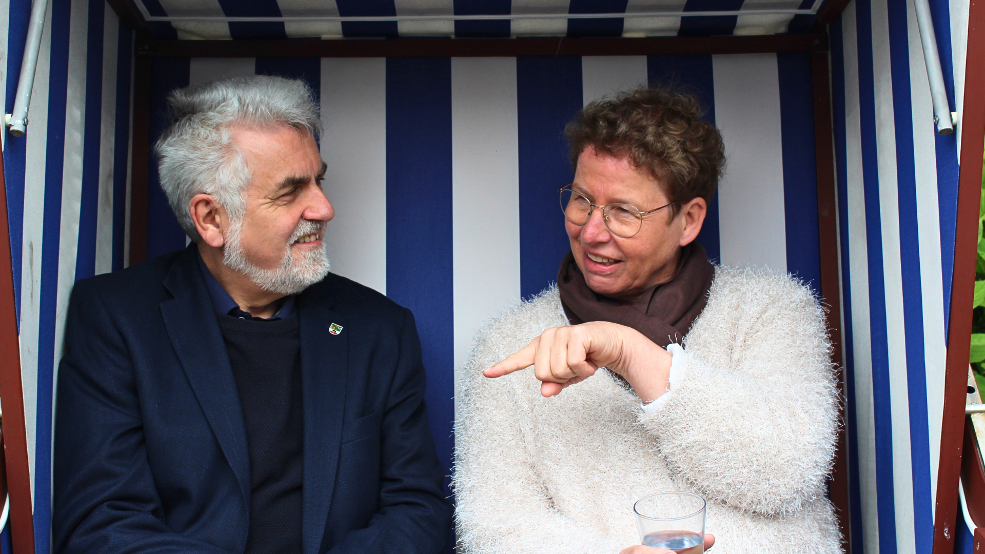 Energiepolitik im Strandkorb: LEE-Chefin Silke Weyberg spricht mit dem sachsen-anhaltinischen Energieminister Armin Willingmann / Foto: AN