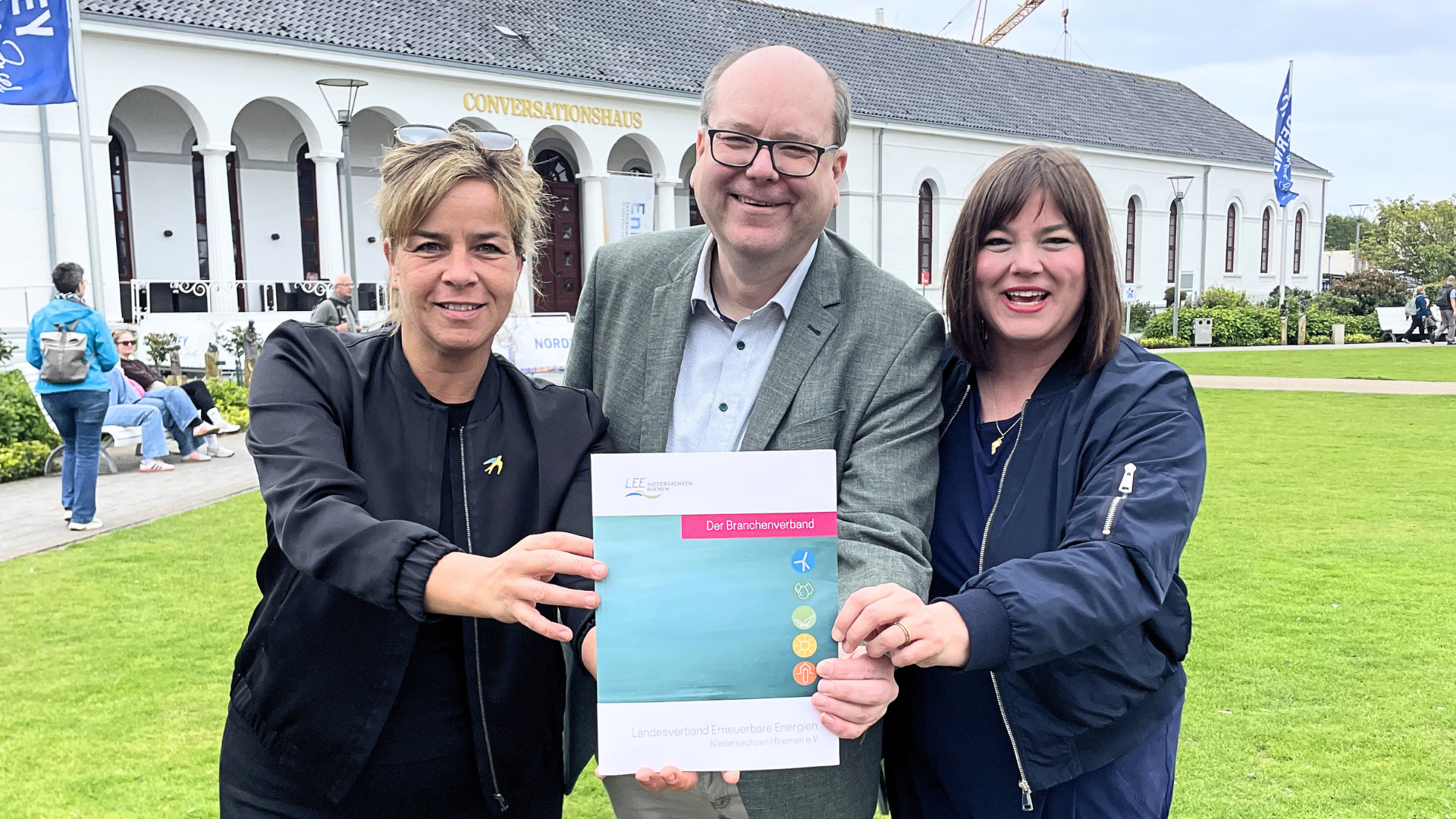 Die Energieministerinnen Mona Neubaur (NRW, links) und Katharina Fegebank (Hamburg, rechts) mit dem niedersächsischen Minister Christian Meyer / Foto: AN