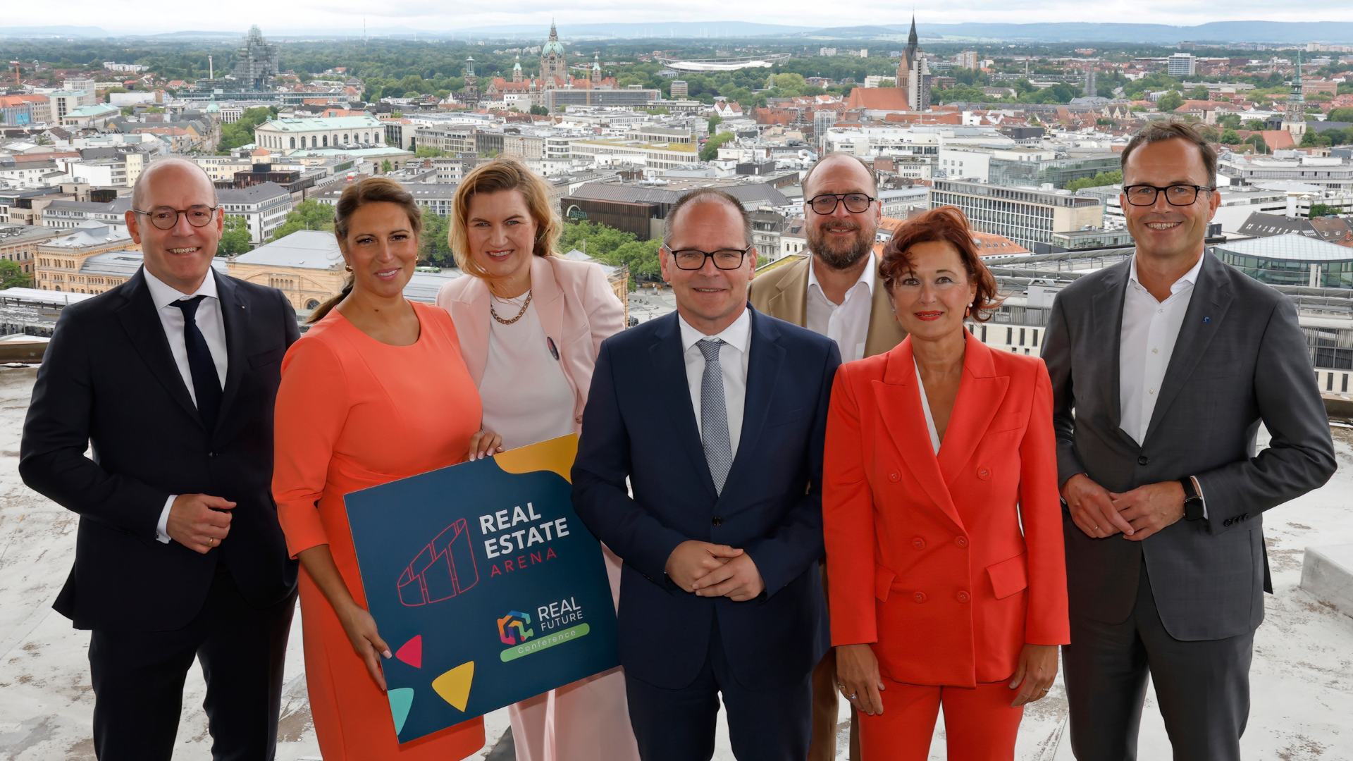 Pressekonferenz im ehemaligen Fernsehturm: Jörn P. Makko (Bauindustrie), Sarah M. Schlesinger (blackprint) , Inga Frauendorf (Real Estate Arena), Grant Hendrik Tonne (Wirtschaftsminister), Oliver Blume (Unternehmer), Susanne Schmitt (vdw Niedersachsen-Bremen) und Jochen Köckler (Deutsche Messe AG) / (v l. n. r.) Foto: Deutsche Messe, Lars Kaletta