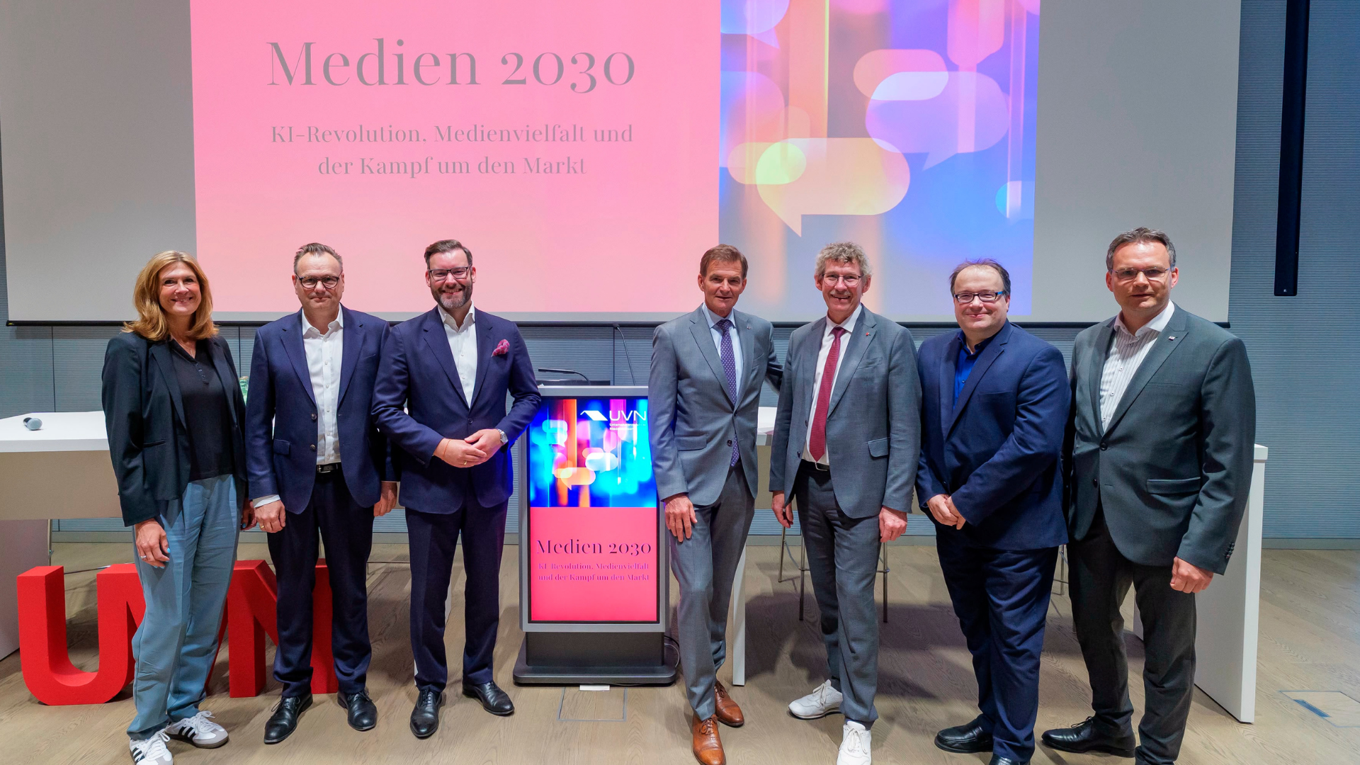 Auf UVN-Einladung diskutierten Expertinnen und Experten im Haus der Ärztekammer die Zukunft der Medien. Moderiert wurde die Diskussion von UVN-Hauptgeschäftsführer Benedikt Hüppe (3.v.l.) / Foto: UVN / Markus Prell