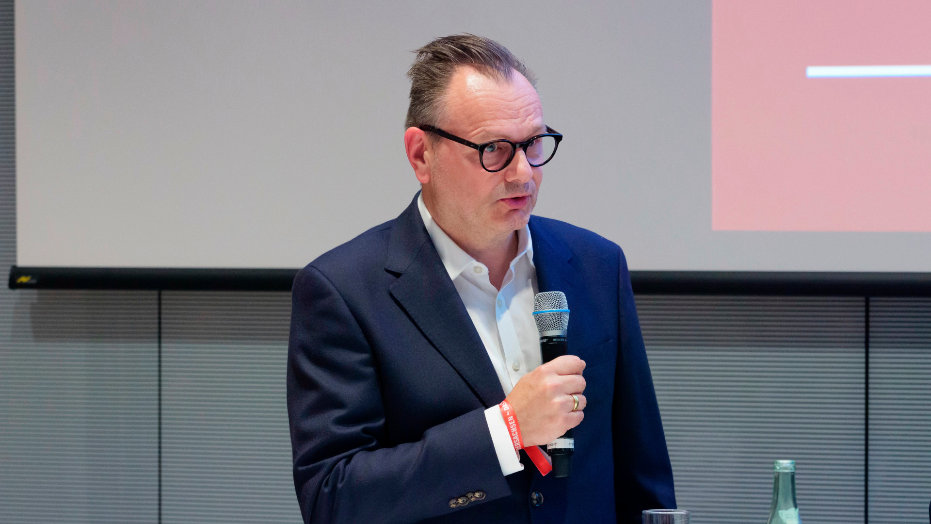 Auch auf Instagram wollen ARD-Zielgruppen erreicht werden - zum Beispiel die knapp sieben Millionen tagesschau-Follower auf Instagram: NDR-Intendant Hendrik Lünemnborg / Foto: UVN/Markus Prell