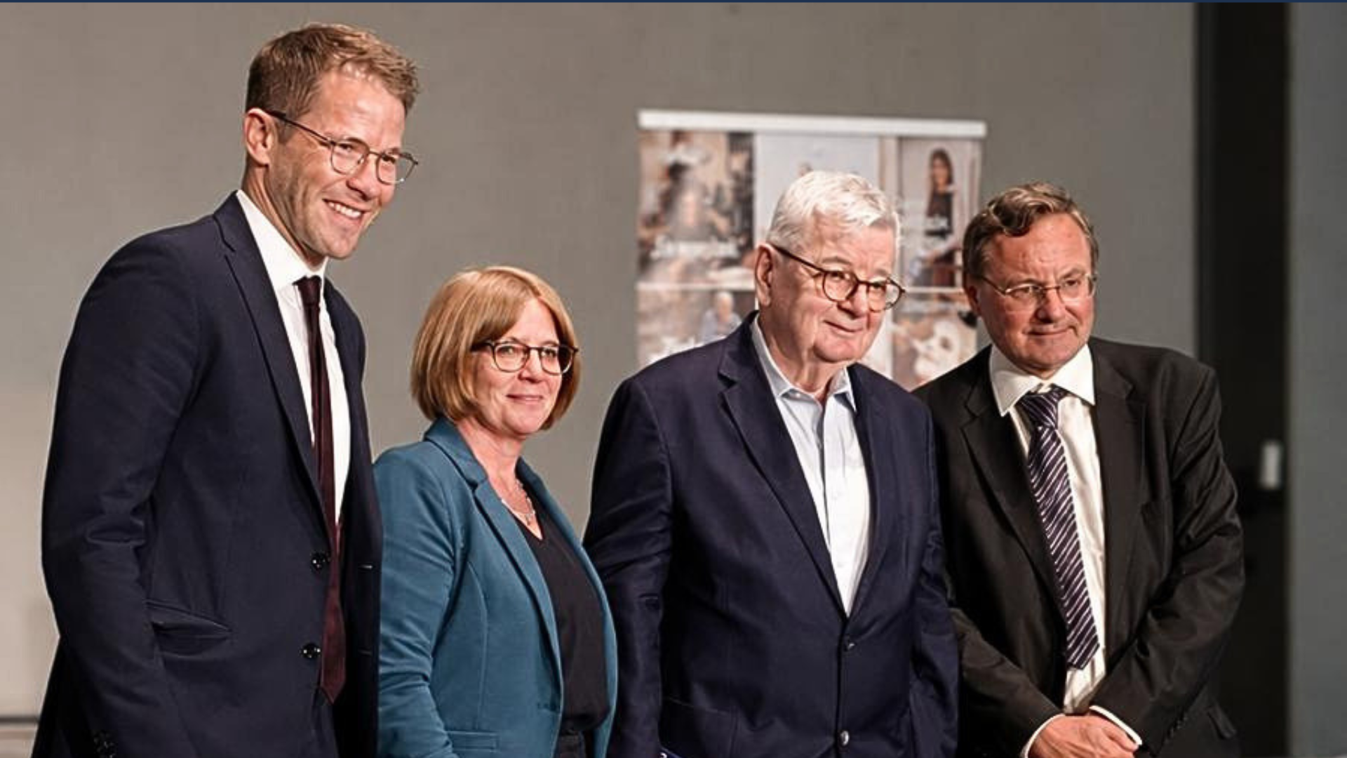 Joachim Algermissen, Sanne Ziethen, Joschka Fischer und Michael Gehler in der Liebfrauenkirche in Hildesheim / Foto: Algermissen