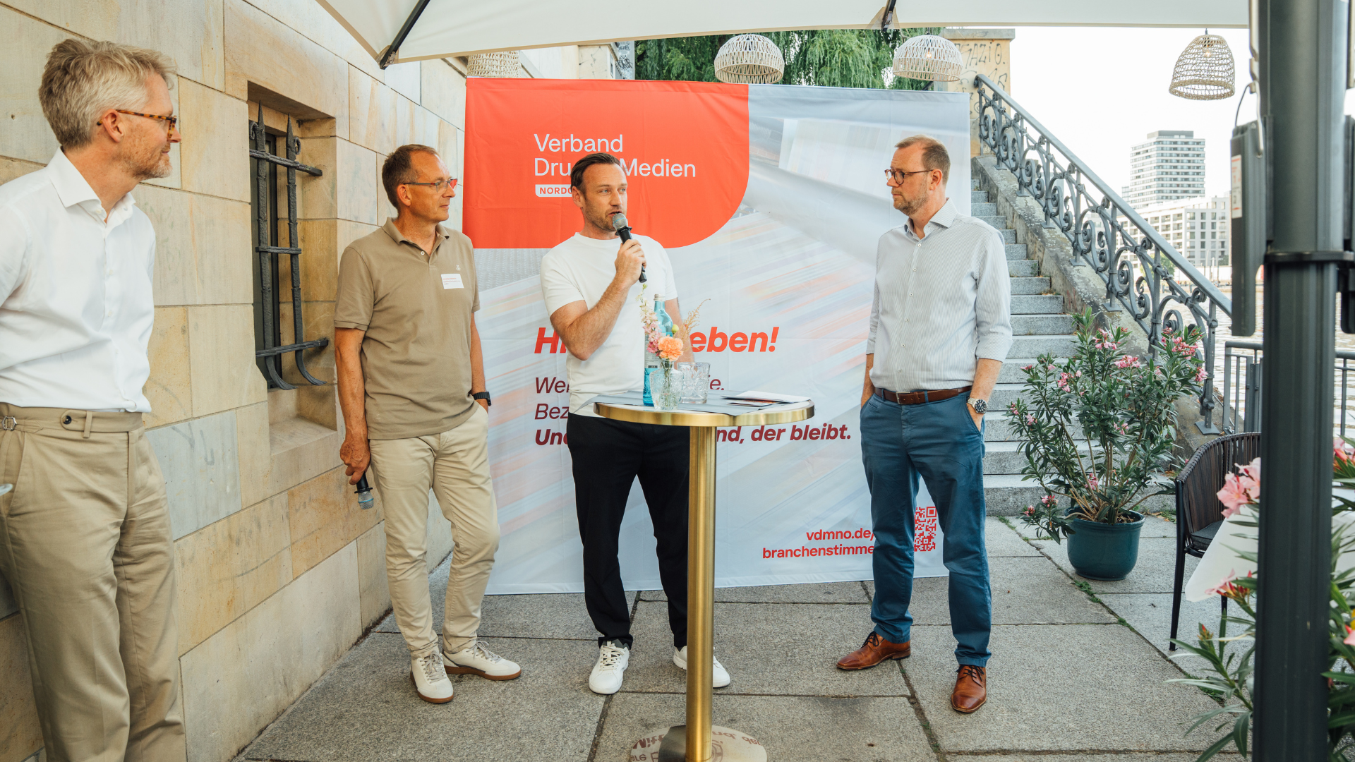 Talkrunde in Berlin: VDMNO-Geschäftsführer Philipp von Trotha, die Vorsitzenden Christian Heinrich (VDM) und Martin Koschei (VDMNO) und Moderator Martin Brüning / Foto: Ansgar Schwarz