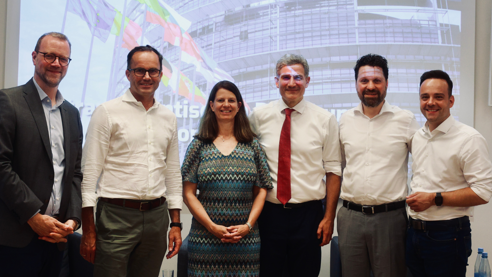 Diskutierte in Hannover über die aktuelle Lage der transatlantischen Beziehungen: Der Bundestagsabgeordnete Metin Hakverdi (3 vo.r.) / Foto: Maurice Semella