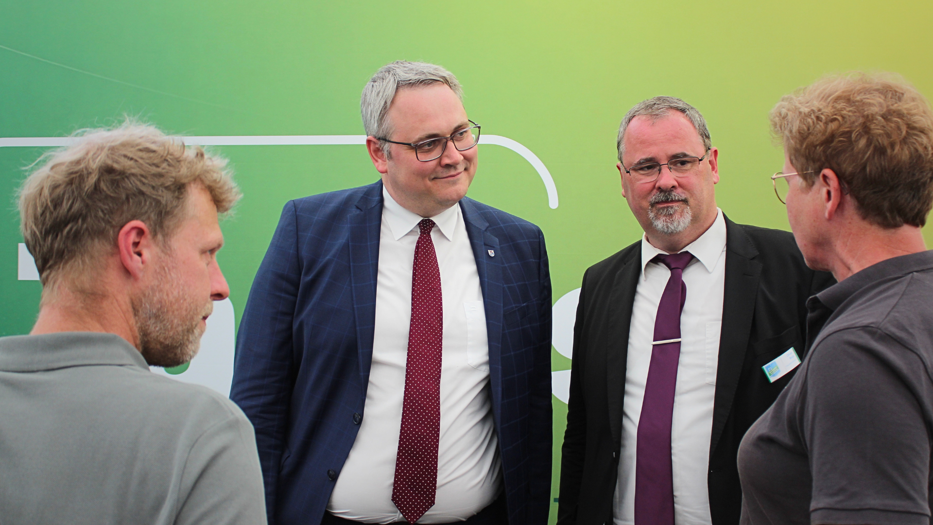 Marco Prietz (2.v.l.) im Gespräch auf der Tarmstedter Ausstellung / Foto: AN