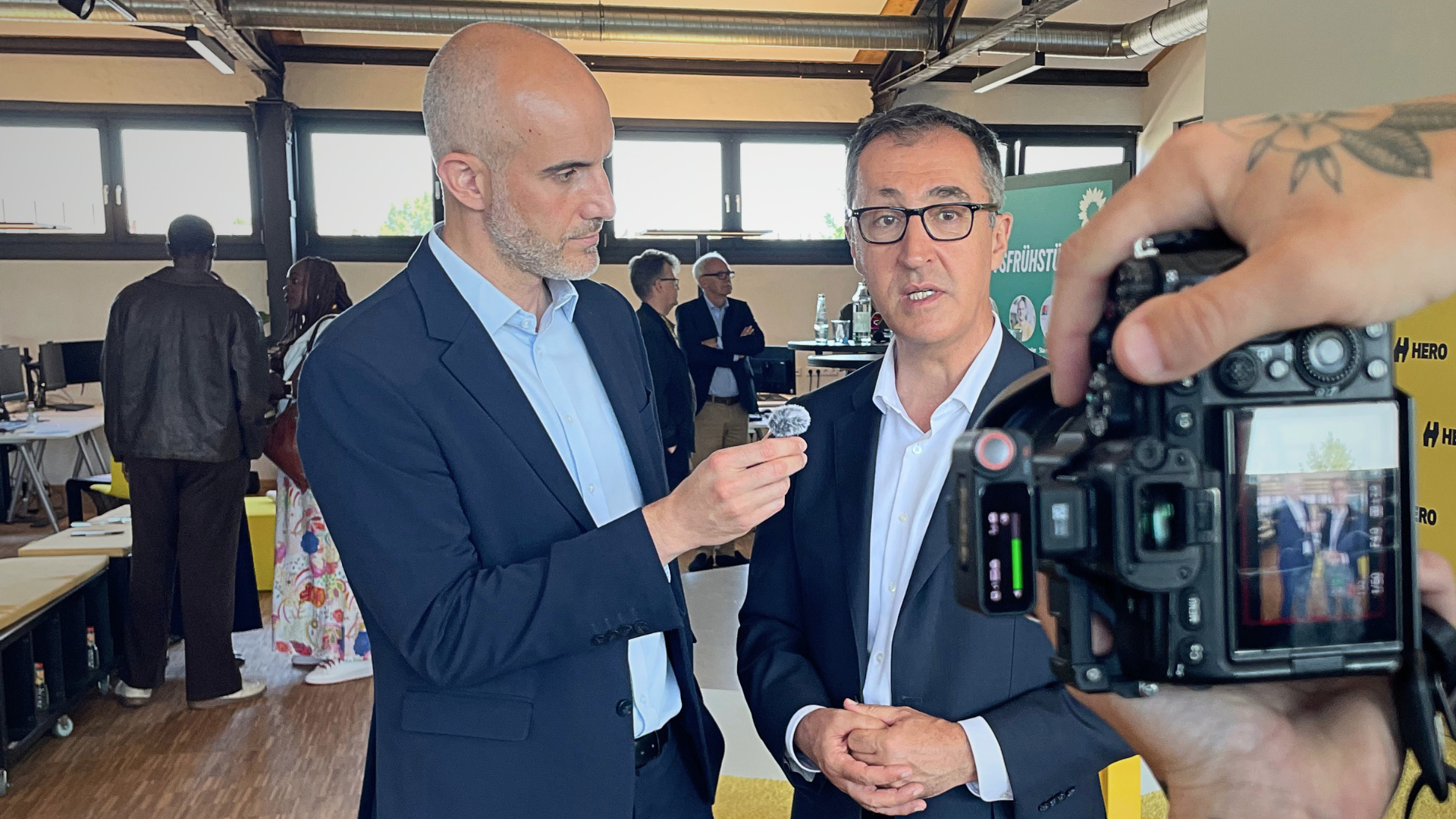 Belit Onay und Cem Özdemir im Video-Gespräch beim Grünen Wirtschaftsempfang / Foto: AN