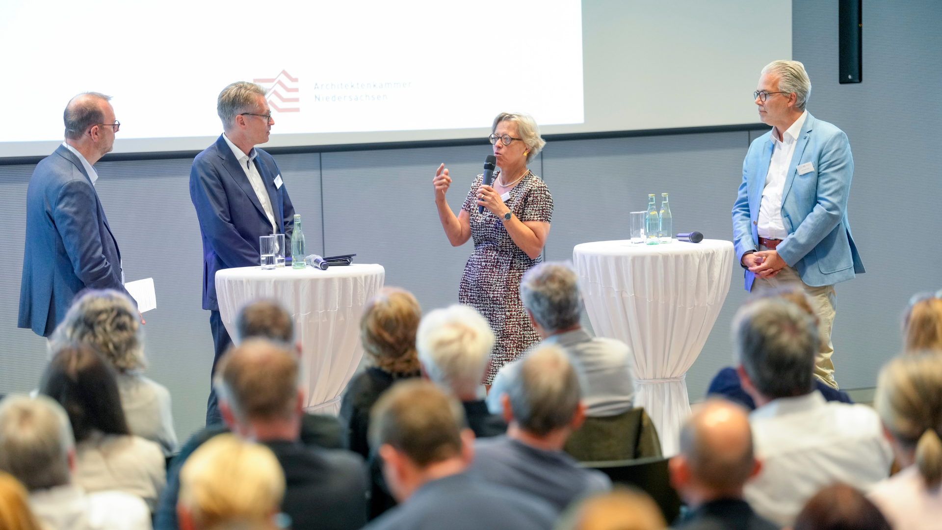 Monika Thomas im Gespräch mit Christoph Schild (Architektenkammer), Jan Arning (Niedersächsischer Städtetag) und Moderator Martin Brüning (v.r.n.l.) / Foto: Kai-Uwe Knoth