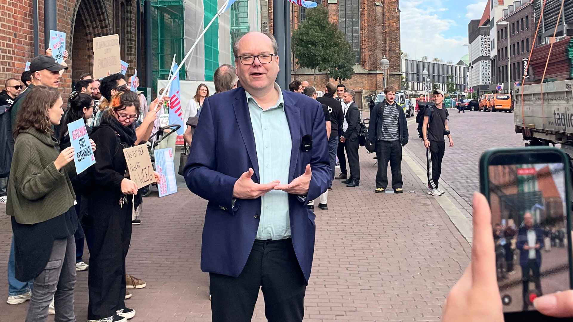 Christian Meyer in Hannover vor Demonstranten aus der Windenergie-Branche / Foto: AN