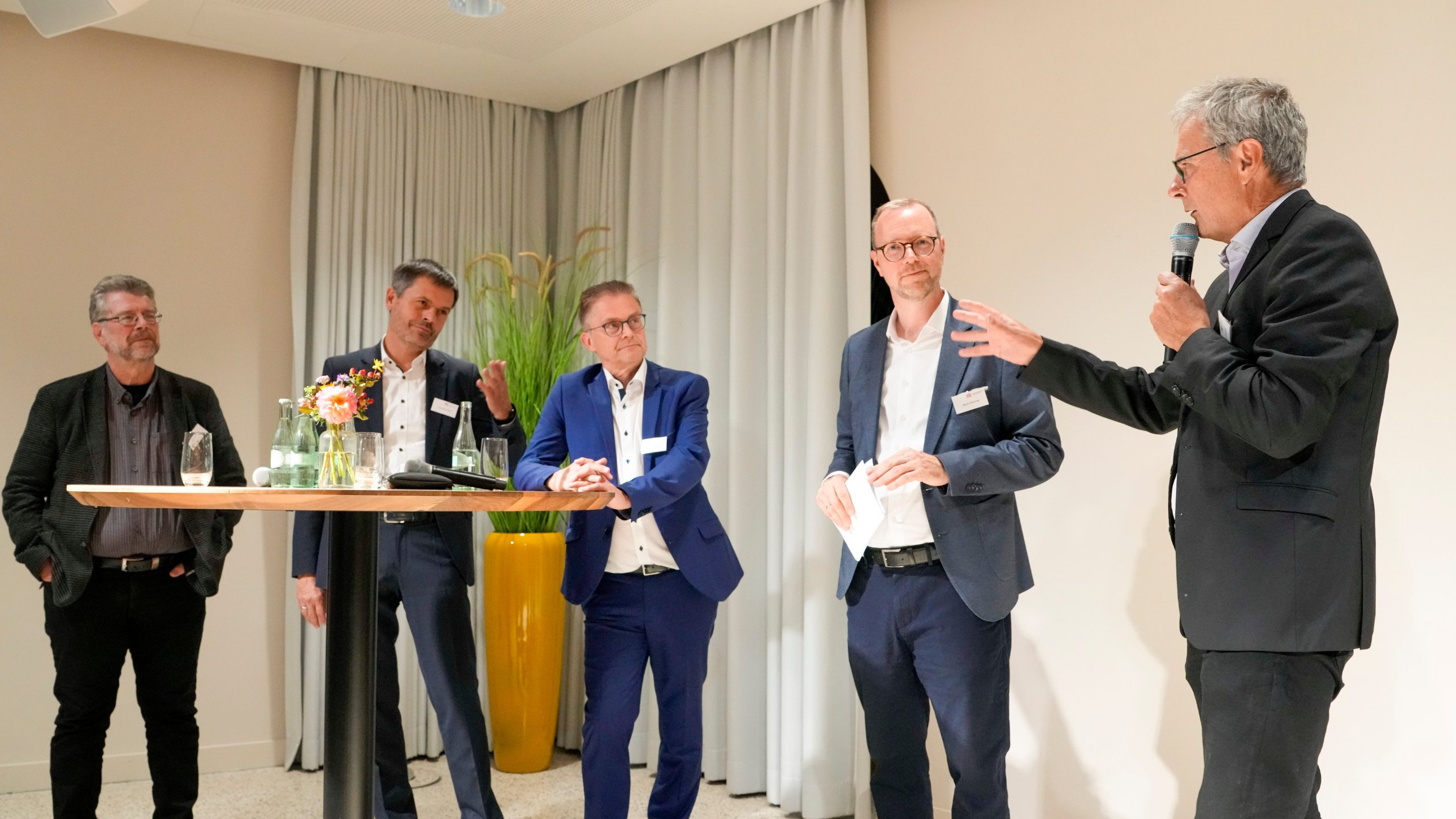 Robert Marlow beim Politiker-Panel mit Heiko Sachtleben (Grüne), Christian Frölich (CDU), Frank Henning (SPD) und Moderator Martin Brüming (v.l.n.r.) / Foto: Kai-Uwe Knoth