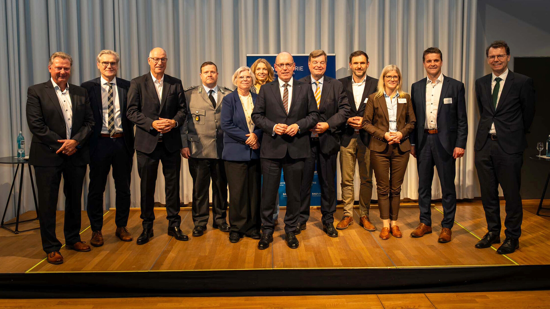Bauindustrie-Präsident Jürgen Oyen (3.v.l.) und Hauptgeschäftsführer Jörn P. Makko mit den Teilnehmenden der Veranstaltung in Bremerhaven / Foto: Bauindustrie Nds. 