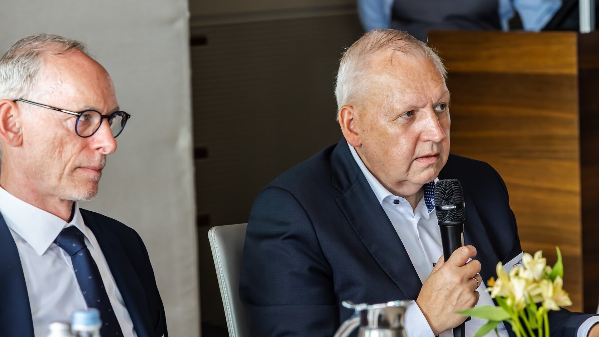 Am Mikrofon: WVMetalle-Hauptgeschäftsführer Michael Niese, daneben DERA-Leiter Peter Buchholz / Foto: Marie Staggat, WVMetalle