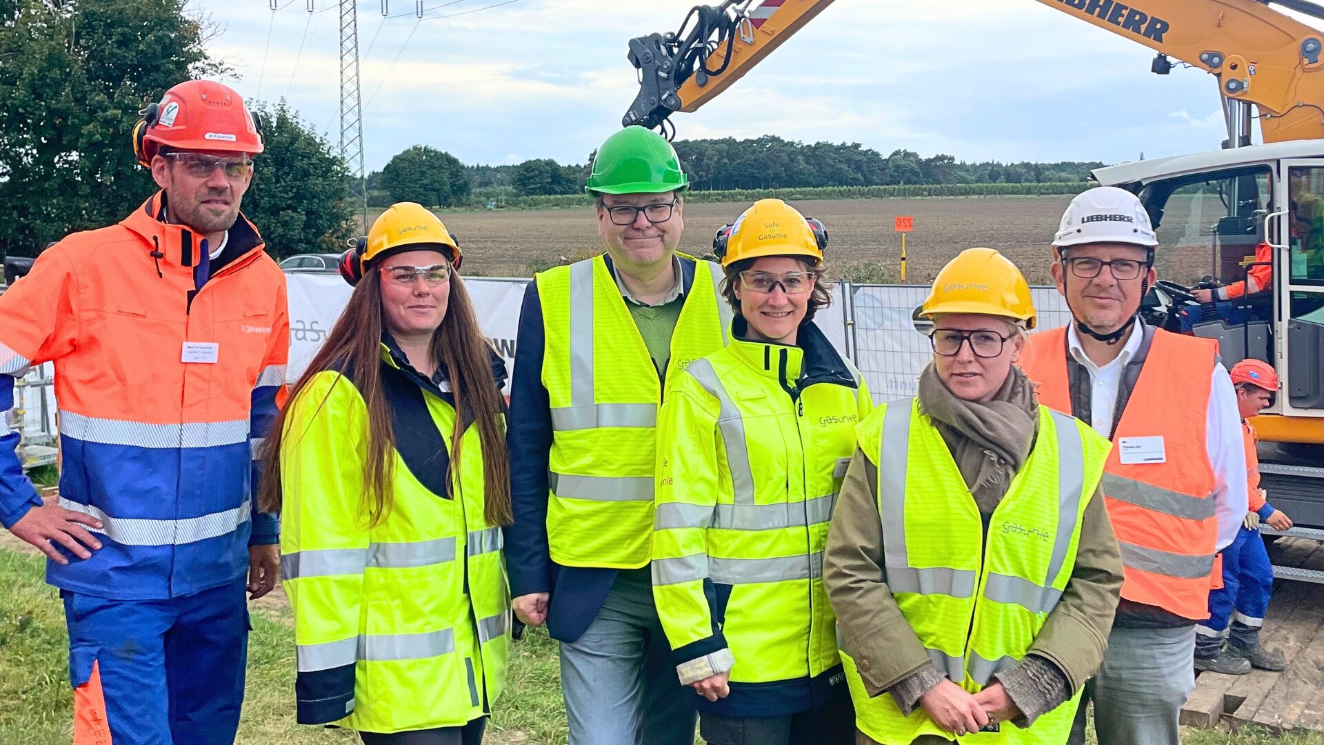 Ortsbesichtigung in Buchholz, in der Mitte Niedersachsens Umweltminister Christian Meyer und Britta van Boven von Gasunie / Foto: MB. 