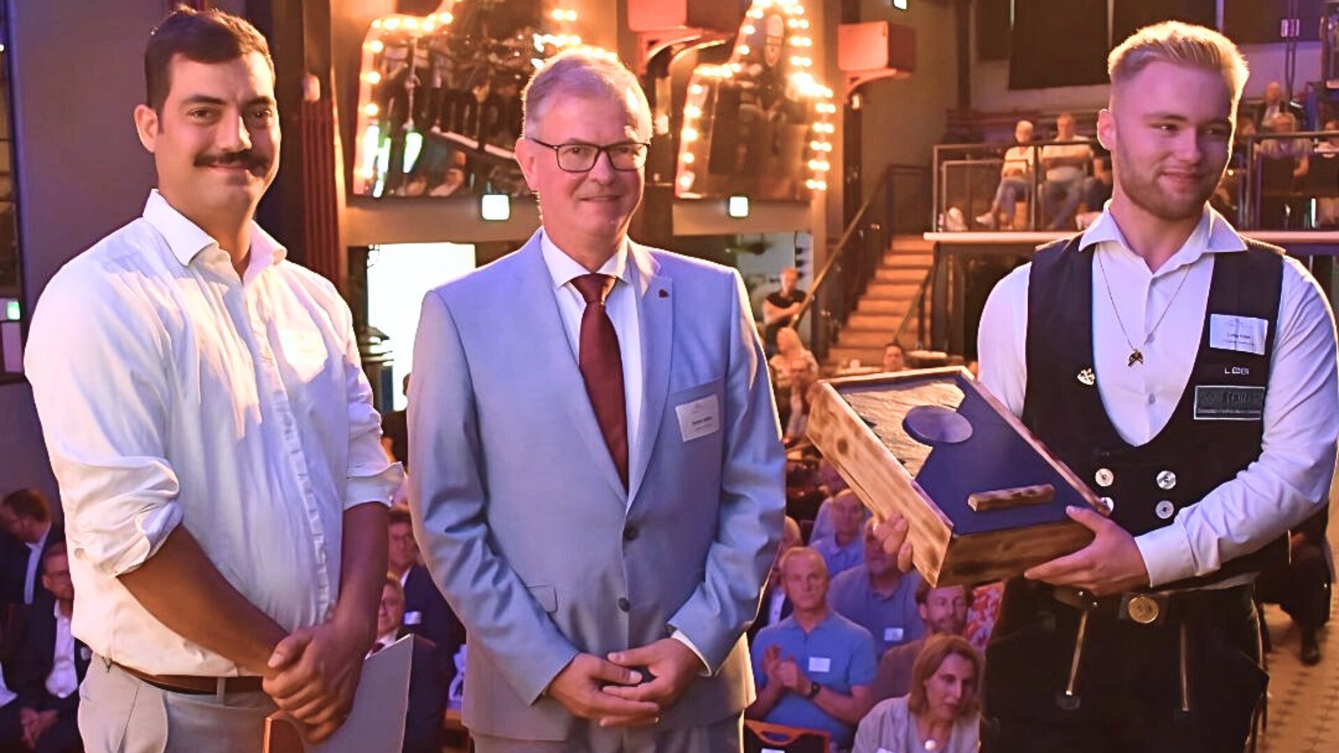 Carsten Stelter (Mitte) bei den Auszeichnungen von Yusufcan Arin (Bester Meisterschüler, links) und Lukas Eden (Landessieger für Niedersachsen der "Deutschen Meisterschaft im Dachdeckerhandwerk) - Foto: Dachdeckerinnung