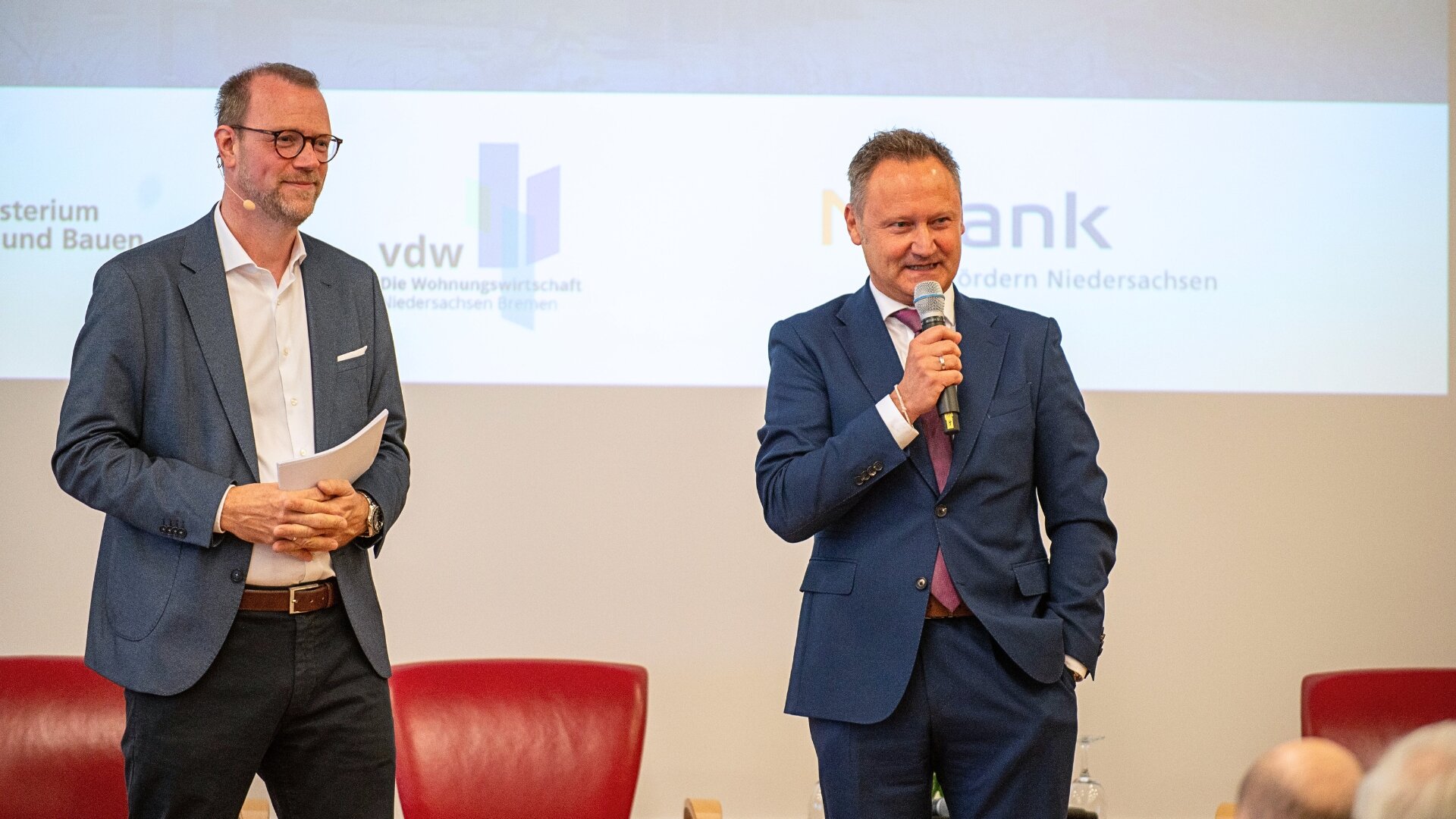 NBank-Chef Michael Kiesewetter (rechts) mit Moderator Martin Brüning/ Foto: NBank/Donnerkeil