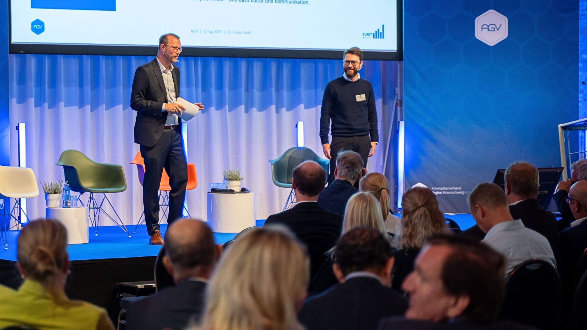 Julian Stahl (rechts) auf der Bühne mit Moderator Martin Brüning / Foto: AGV Region Braunschweig