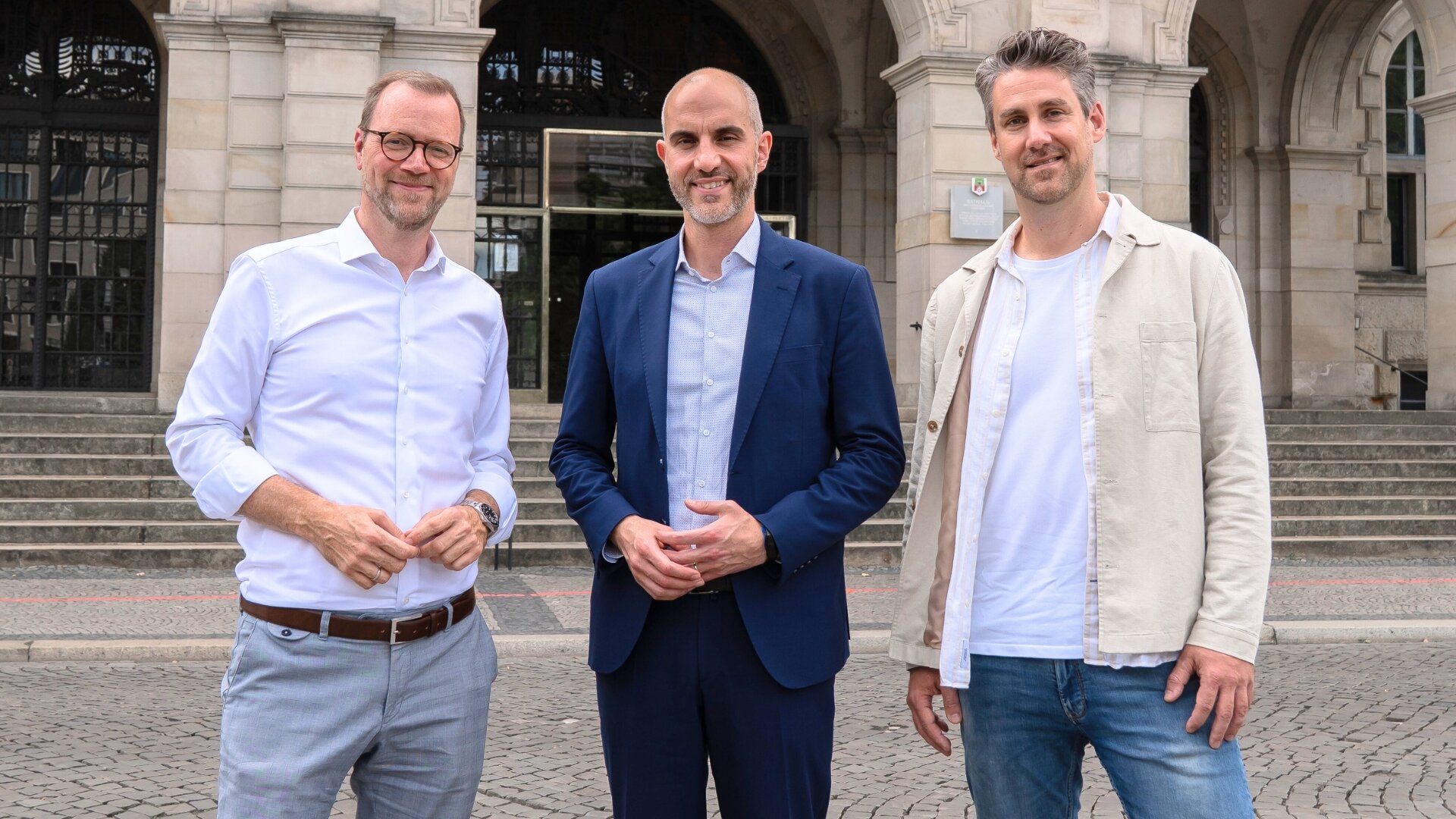 Hannover Oberbürgermeister Belit Onay mit Digitalunternehmer Björn Waide (rechts) und Podcast-Moderator Martin Brüning / Foto: LHH, Niklas Willma